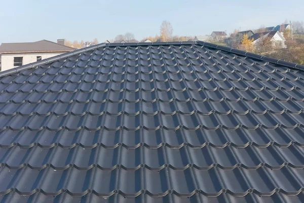 Takläggning av korrugerad metall och plåttak. Modernt tak tillverkat av met — Stockfoto
