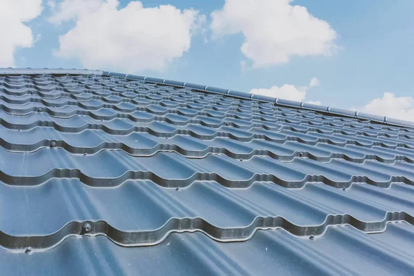 Corrugated metal roof and metal roofing. Modern roof made of met — Stock Photo, Image