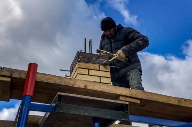 Binanın destek sütunlarının tuğlaları. Tuğla işi.