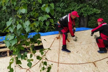 İşçi evin çatısını kuruyor. Kurulum