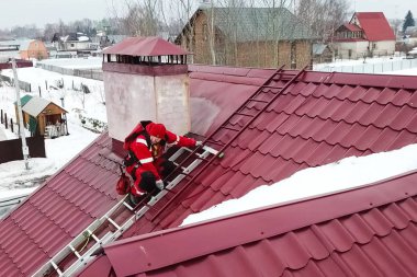 İşçi evin çatısını kuruyor. Kurulum