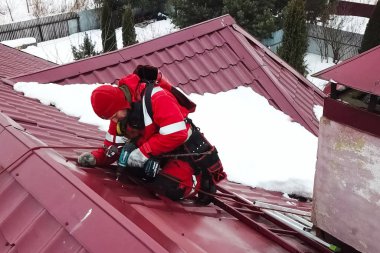 İşçi evin çatısını kuruyor. Kurulum