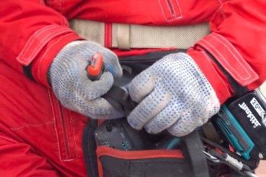 İş kıyafetleri işçisi. Çatının kurucusu..