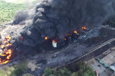 Yağ depolama yangını. Tank çiftliği yanıyor, siyah duman çıkıyor.