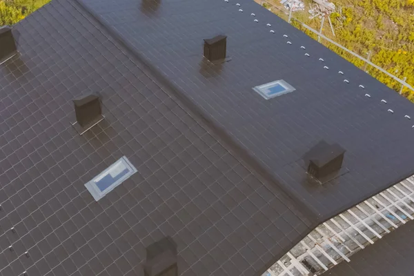 Dunkelgraues Dach eines Industriegebäudes aus Metall. Wellpappe — Stockfoto
