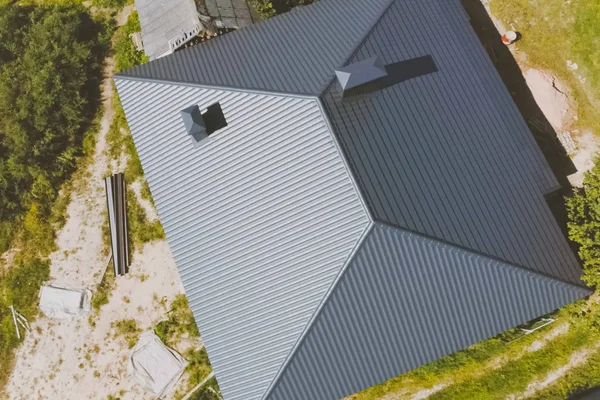 집 지붕에 있는 회색 청색의 지붕 타일입니다. 골함석 — 스톡 사진