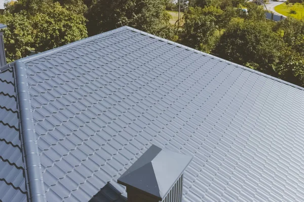 Telhas de metal cinza-azul no telhado da casa. Corrugado — Fotografia de Stock