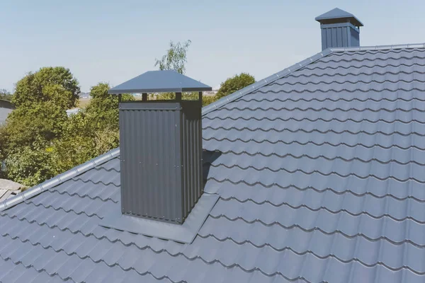 Γκρι-μπλε μεταλλικά κεραμίδια στην οροφή του σπιτιού. Κυματοειδές — Φωτογραφία Αρχείου