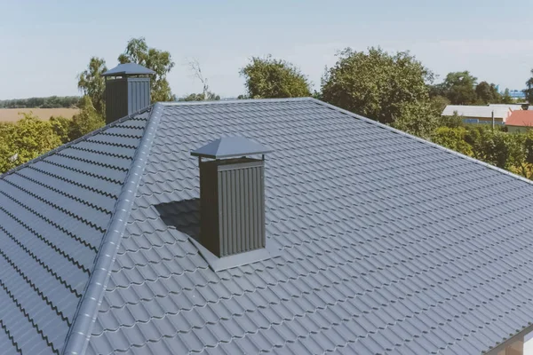 Szaro-niebieskie metalowe dachówki na dachu domu. Faliste — Zdjęcie stockowe