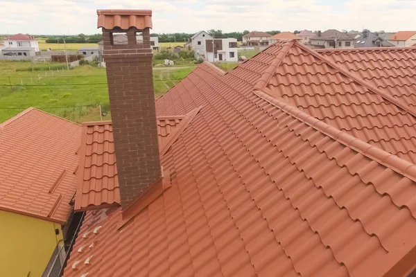 Casa con un nuovo tetto in metallo arancione. Vista dall'alto. Accidenti! — Foto Stock