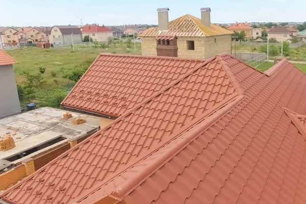Hus med nytt tak i orange metall. Utsikt uppifrån. Cor Ordförande — Stockfoto