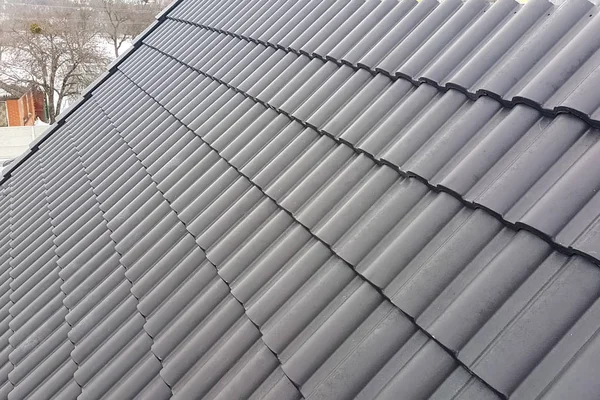 Installation of the roof of the house from ceramic black tiles. — Stock Photo, Image