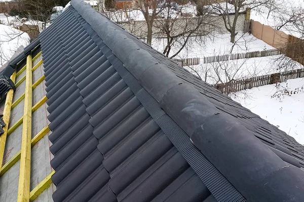 Installation of the roof of the house from ceramic black tiles. — Stock Photo, Image