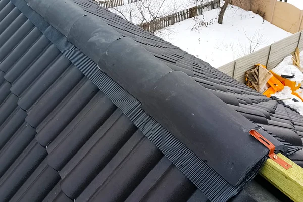 Установка крыши дома из керамической черной плитки . — стоковое фото