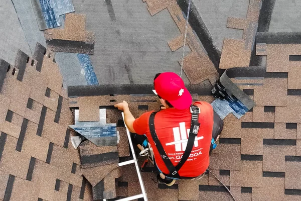 Operaio fa l'installazione del tetto della casa. Installazione — Foto Stock