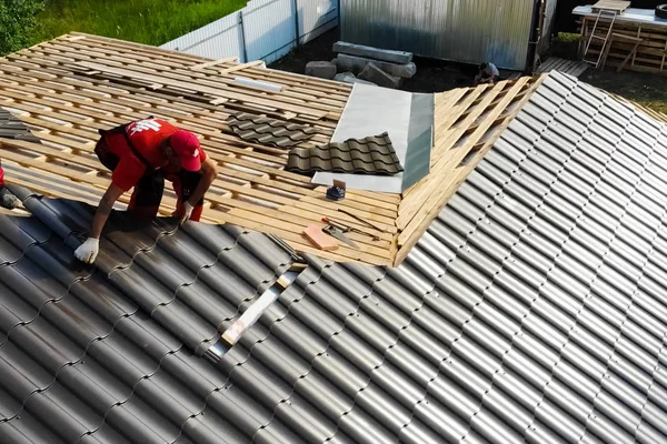 Εργάτης κάνει την εγκατάσταση της οροφής του σπιτιού. Εγκατάσταση — Φωτογραφία Αρχείου