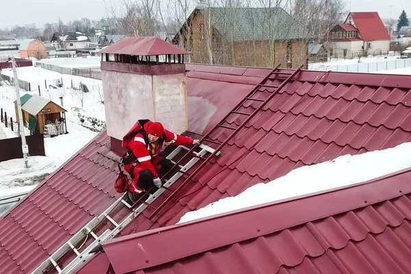 İşçi evin çatısını kuruyor. Kurulum