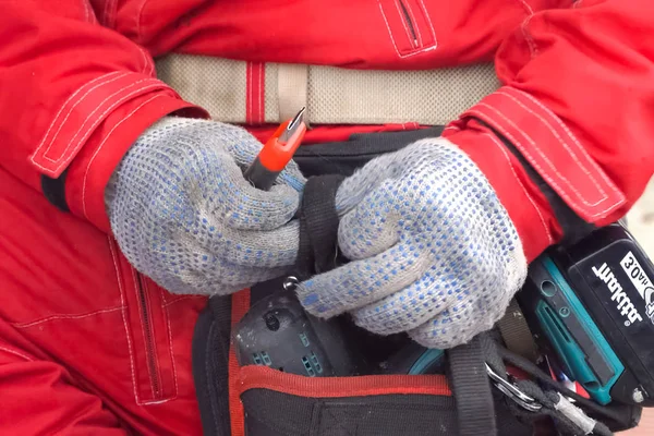 Trabajador en ropa de trabajo. El instalador del techo . — Foto de Stock