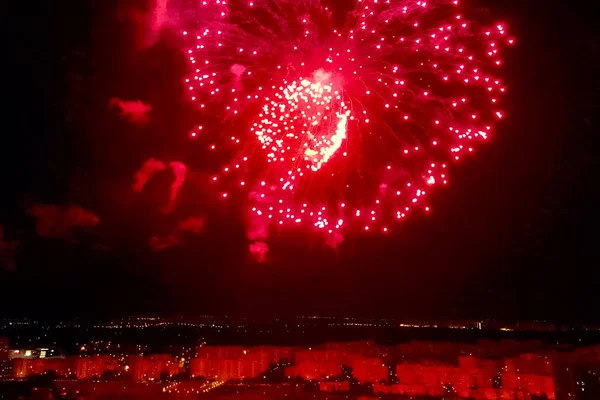 Fuegos artificiales de Año Nuevo, vista interior de fuegos artificiales, destellos de colores —  Fotos de Stock