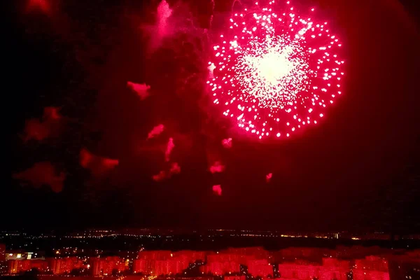 Fuegos artificiales de Año Nuevo, vista interior de fuegos artificiales, destellos de colores —  Fotos de Stock