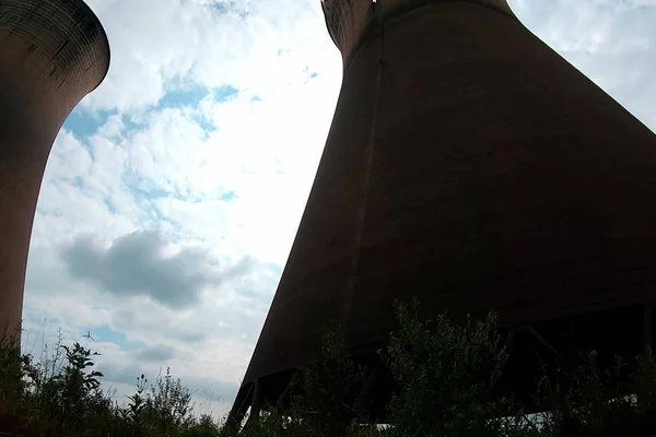 Zárt atomerőmű régi hűtőtornyai. — Stock Fotó