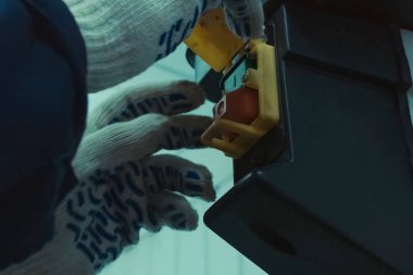 Kırmızı güç düğmesi. Kırmızı düğme.