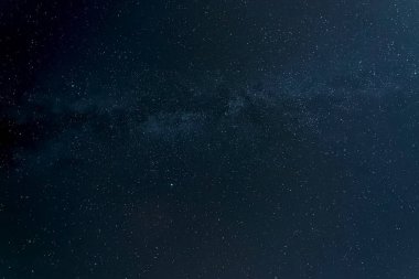 Gece gökyüzündeki yıldızların ve Süt 'ün yıldızlı arkaplan resmi