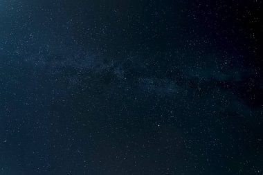 Gece gökyüzündeki yıldızların ve Süt 'ün yıldızlı arkaplan resmi