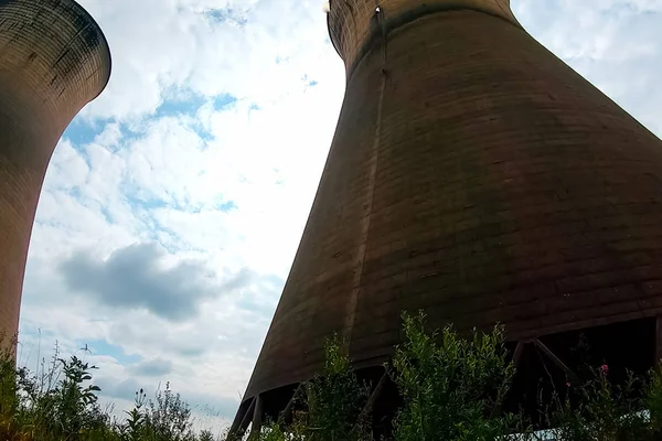 Anciennes tours de refroidissement de la centrale nucléaire fermée . — Photo