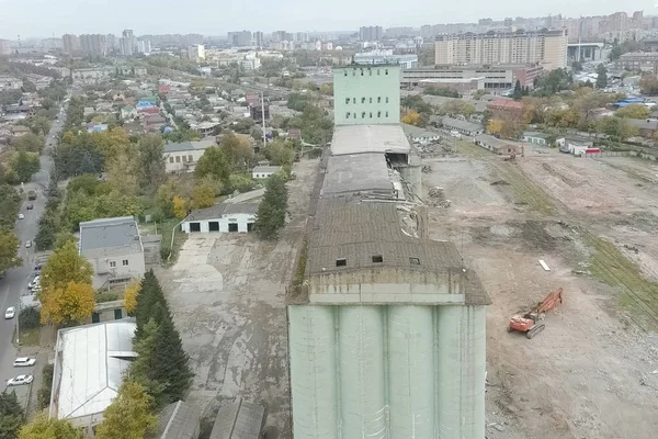 Antiguo ascensor, destrucción de la vieja terminal de grano, demolición — Foto de Stock