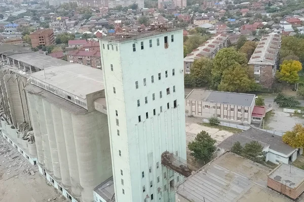 Antiguo ascensor, destrucción de la vieja terminal de grano, demolición — Foto de Stock