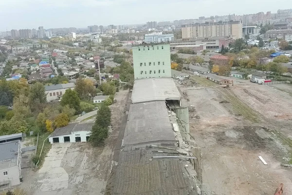Antiguo ascensor, destrucción de la vieja terminal de grano, demolición — Foto de Stock