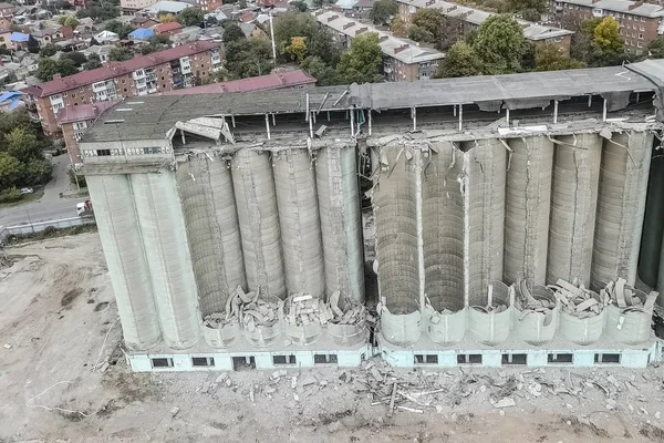 Antiguo ascensor, destrucción de la vieja terminal de grano, demolición — Foto de Stock