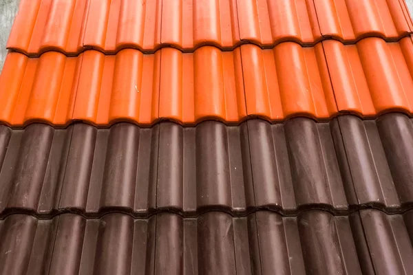 지붕 깔개 창고에 있는 세라믹 지붕 타일의 견본 — 스톡 사진