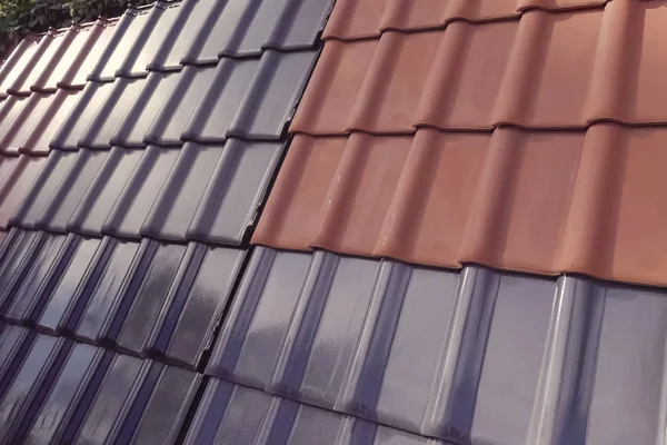 Kerámia tetőcserepek mintái tetőfedő szőnyeg raktárában — Stock Fotó