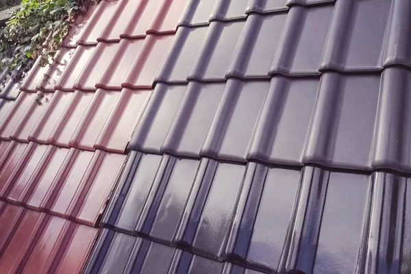 Muestras de tejas cerámicas en un almacén de una alfombra para techos — Foto de Stock