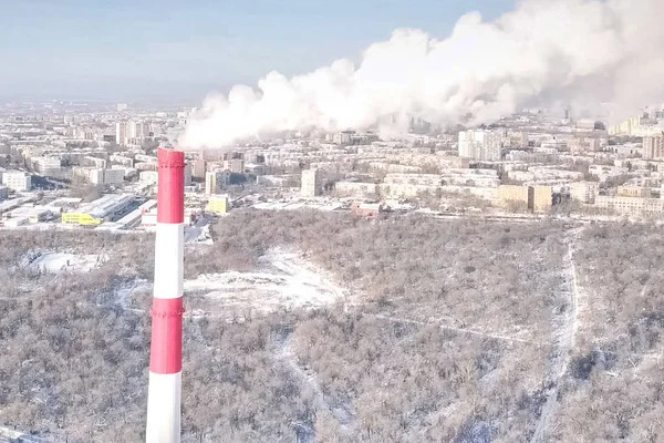 Rökning skorsten i ett värmekraftverk på bakgrunden av wi — Stockfoto