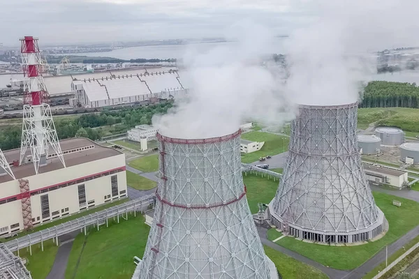 Vznášející se parní věže jaderné elektrárny. — Stock fotografie