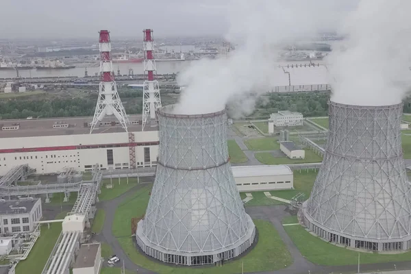 Vznášející se parní věže jaderné elektrárny. — Stock fotografie