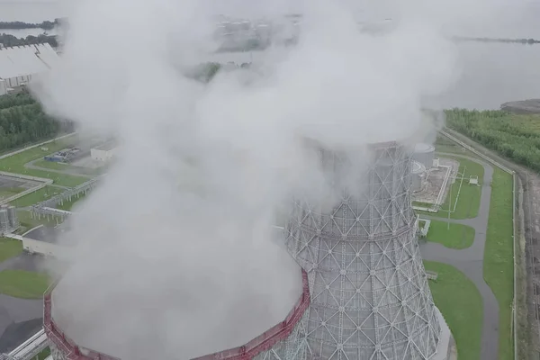 Torres de vapor subindo da usina nuclear . — Fotografia de Stock