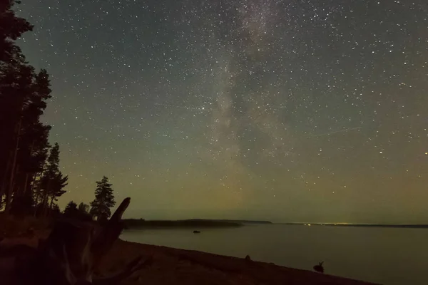 Imagen de fondo del cielo estrellado de estrellas en el cielo nocturno y la Vía Láctea. Cielo estrellado sobre el lago . — Foto de Stock