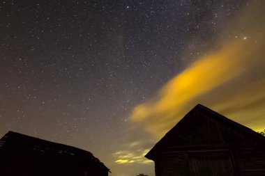 Gece gökyüzünde ve değirmende yıldızlı gökyüzü arkaplan video yıldızları