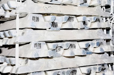 Stokta alüminyum külçe