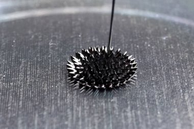 Ferromanyetik sıvının güzel formları. Demir bir LİKİTLERİN içinde çözünmüş