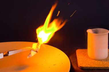 Kimyasallar, şişeler ile kimyasal deneyler