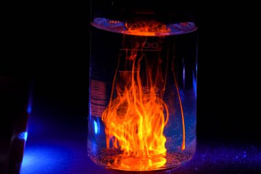 Kimyasallar, şişeler ile kimyasal deneyler