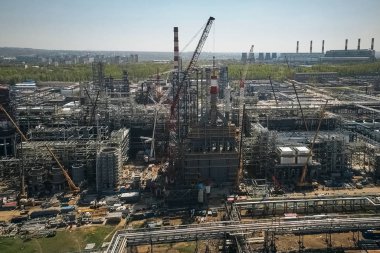 Petrokimya fabrikasının inşası, teknolojik tesislerin kurulumu
