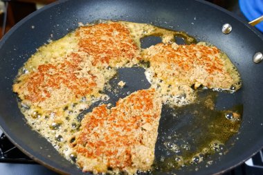 Tavada pirzola pişiriyorum. Kızarmış et..