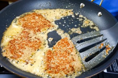 Tavada pirzola pişiriyorum. Kızarmış et..