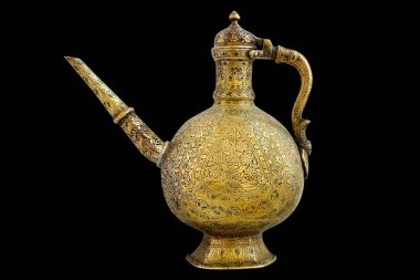 Desenli bakır su ısıtıcısı, siyah arka planda su ısıtıcısı.